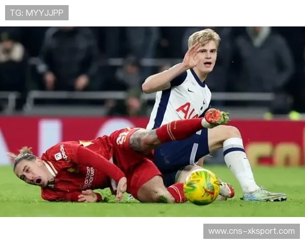 热刺中场西蒙斯踩踏范戴克染红，利物浦多一人优势取胜
